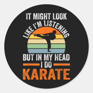 Adesivo Estou ouvindo, mas na minha cabeça faço Karate Mar