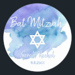 Adesivo Estrela Azul de Água do Bar David Bat Mitzvah<br><div class="desc">Adicione este lindo adesivo de envelope redondo sela judeu Bat ou Bar Mitzvah aos seus convites, envelopes, cartas de agradecimento ou qualquer outro item como obrigado que você dá ou favorece. Para o menino ou para a menina. Design de letras de caligrafia branca moderna de Tendy. Fundo de aquarela em...</div>