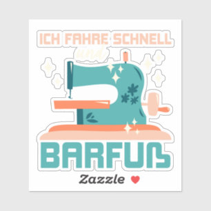 Adesivo Eu dirijo rápido e descalço, costurando presente