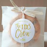 Adesivo Eu faço tripulação | Favor da Festa de casamento D<br><div class="desc">Faça as pessoas incríveis na sua festa de casamento se sentirem especiais e apreciadas com esses adesivos de casamento personalizáveis. O design apresenta as palavras "A equipe que eu faço" em um elegante e moderno ouro no estilo de escrita branca. A palavra 'do' apresenta um anel de diamante espumante em...</div>
