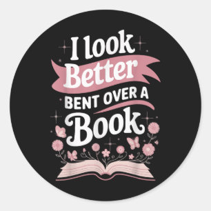 Adesivo Eu Pareço Melhor Curto Sobre Um Livro