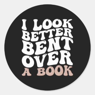 Adesivo Eu Pareço Melhor Curto Sobre Um Livro
