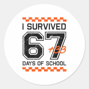 Adesivo Eu Sobrevivi a 67 + 33 Dias de Escola Matemática d