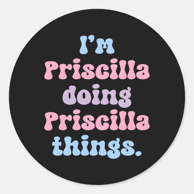 Adesivo Eu Sou Priscilla Fazendo Coisas Priscilla Nome (Frente)