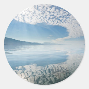 Adesivo EUA, Alasca, Baía de Freshwater. Nuvens Refletidas