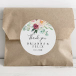 Adesivo Eucalipto Contemporâneo Obrigado Favor De Casament<br><div class="desc">Este obrigado de eucalipto contemporâneo que você me casou a favor de um adesivo redondo clássico é perfeito para um casamento simples. A design apresenta cor d'água púrpura, pincelada, bordo e adoráveis peonias burras com folhas verdes de eucalipto, inspiradora beleza artística. Faça com que a etiqueta do adesivo seja sua,...</div>