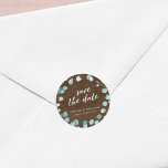 Adesivo Eucalipto Rústico e Madeira Marrom Salve a Data<br><div class="desc">Esta etiqueta de casamento rústica apresenta folhas de eucalipto com as palavras "salve a data" em uma fonte moderna,  tudo contra um fundo de madeira marrom.</div>