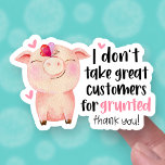 Adesivo Excelente Engraçado Pun Pun Engraçado Cliente Pequ<br><div class="desc">Quem não ama um porco e um trocadilho? Nesta design, vocês dois! Um porco super fofo e feliz diz: "Eu não aceito clientes excelentes por amaldiçoados!" Perfeito para o proprietário da pequena empresa que quer que seus pacotes de pedidos sejam notados e aumentem o seu acompanhamento! Nesta folha, cada adesivo...</div>