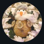 Adesivo Farmhouse Rustic Burlap Snowman Poinsettia Holiday<br><div class="desc">Celebre o feriado com este bonitão, diversão e boneco de neve festivo! A imagem fotográfica do Round Stickers é uma coroa de neve moderna inspirada na fazenda que apresenta um boneco de vidro rústico com um corpo de pincel, lenço macio e chapéu quente perfeito para o tempo de inverno! Bolas...</div>