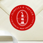 Adesivo Farol de Praia | Crimões "náuticas"<br><div class="desc">Os adesivos de morada de cor vermelha da Crimson foram adaptados a um casamento no estilo náutico. Eles apresentam uma única ilustração de farol no estilo náutico rodeada por suas informações.</div>