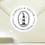 Adesivo Farol preto e branco | Cursos Náuticos<br><div class="desc">Os adesivos de morada de cor branca e preta da Crimson,  adaptados a um casamento no estilo náutico. Eles apresentam uma única ilustração de farol no estilo náutico rodeada por suas informações.</div>