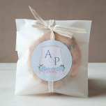 Adesivo Favor bonito De Casamento De Monograma Azul E Rosa<br><div class="desc">Este design clássico apresenta uma crista de casais de aquarela com as iniciais de ambas as partes dentro. A crista é cor-de-rosa, decorada com hidrocloretos azuis e verde. Os elementos aquosos foram pintados por mim em papel de algodão a 100% e digitalizados em forma digital. Atrás da crista há um...</div>