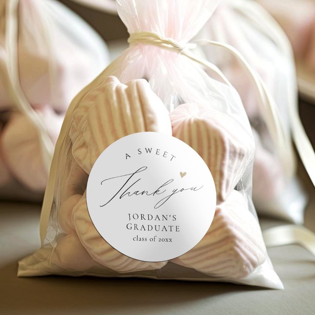 Adesivo Favor de agradecimento de formatura com script sim (Simple Elegant Script Graduation Favors Thank You Classic Round Sticker)
