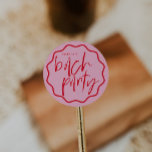 Adesivo Favor De Bachelorette Vermelho E Rosa De Moldura<br><div class="desc">Este é um adesivo ousado e moderno de bachelorette que favorece um belo tipo de letra caligráfica e tons de rosa e vermelho. Todas as cores são editáveis. // Para designs correspondentes, procure "DELILAH" na certeira loja Nicole Zazzle. * Se você gosta deste design, mas não o vê disponível para...</div>