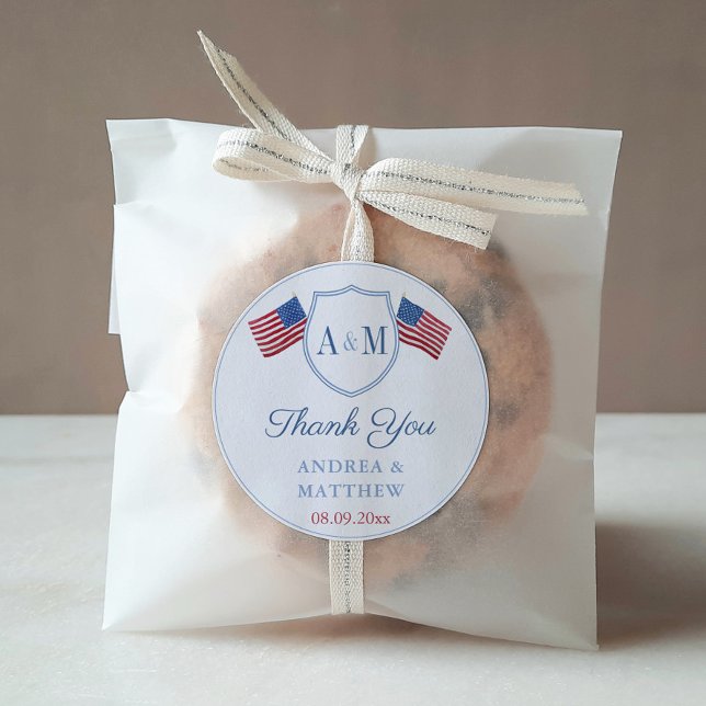 Adesivo Favor de casamento com monograma e bandeira dos EU (Preppy Red White And Blue Couples Monogram Crest Wedding Favor Thank You Sticker)