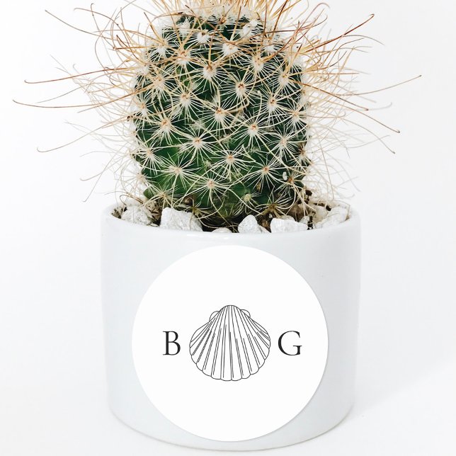 Adesivo Favor de Casamento de Clam Seashell Monograma Mini (Minimalist Clam Seashell Monogram Wedding Favor Classic Round Sticker)