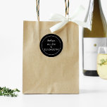 Adesivo Favor de Casamento do Cartões de agradecimentos Br<br><div class="desc">Se você está procurando uma maneira moderna e elegante de selar seus convites de casamento, então não olhe além de nosso cartões de agradecimentos preto e branco moderno ou adesivos de casamento! Nossos adesivos redondos clássicos são o toque perfeito para terminar qualquer envelope de casamento, e adicionarão um toque de...</div>