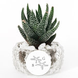 Adesivo Favor de Casamento do Monograma de Praia Minimalis<br><div class="desc">Um design de casamento de monograma de estrelas tropicais minimalista. Um simples design que usa um esboço de uma estrela para criar um elegante monograma clássico. Um charmoso design de praia tropical preto-e-branco com tipografia de escrita clássica. Uma elegante praia costeira temia o design de adereços de casamento com elementos...</div>