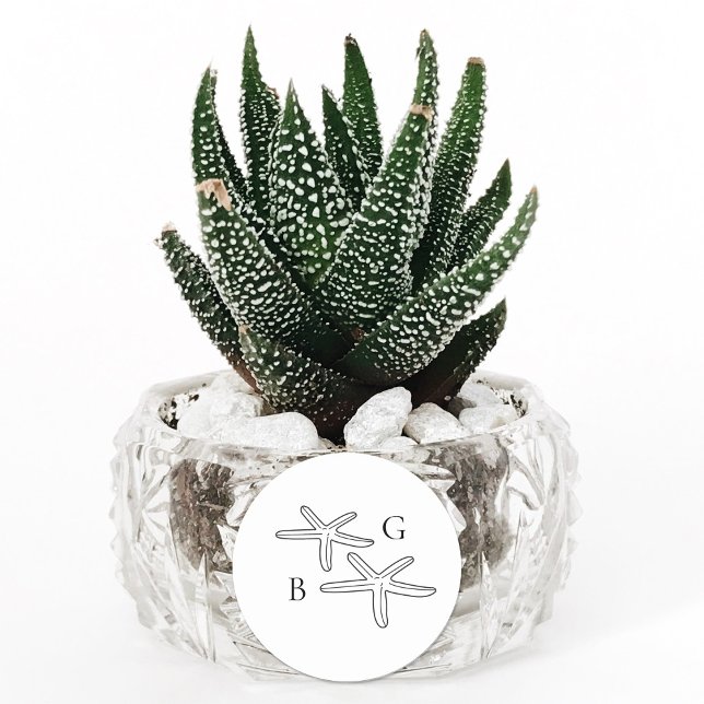Adesivo Favor de Casamento do Monograma de Praia Minimalis (Minimalist Starfish Beach Monogram Wedding Favor Classic Round Sticker)