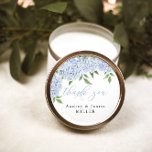 Adesivo Favor de Casamento Personalizado da Hydrangea Azul<br><div class="desc">Este belo design apresenta flores de aquarela e seu texto personalizado. Use a modelo para preencher suas informações. O recurso "Personalizar mais" pode ser usado para alterar a fonte (tamanho,  estilo,  cor),  adicionar mais linhas de texto ou alterar o layout.</div>