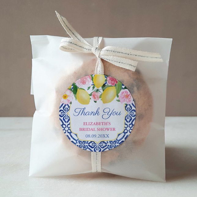 Adesivo Favor de Chuveiro de Noiva Limões de Positano Obri (Bridal Shower Favor: Lemons with pink flowers against a blue and white Portuguese tile background. )