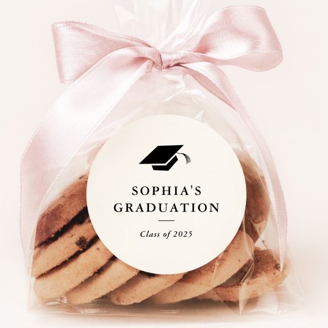 Adesivo Favor de Graduação Simples em Preto e Branco Cláss (Simple classic graduation party favor sticker.)