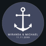 Adesivo Favor do Casamento de Âncora Azul do Marinho Náuti<br><div class="desc">Marinho Náutico Mínimo Moderno - Favor de Casamento de Âncora Azul - com Pavilha branca, noiva personalizada e nome de noiva e noivo com data de casamento em estilo de letra branco moderno sans serif em fundo azul marinho. Perfeito para casamento temático náutico, casamento temático da praia e muito mais....</div>