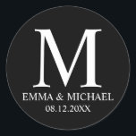Adesivo Favor do Casamento do Monograma Elegante Preto e B<br><div class="desc">Um na moda elegante e preto,  branco,  com o seu monograma,  nome e data em estilo de fonte profissional branco sobre fundo preto.</div>
