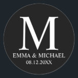 Adesivo Favor do Casamento do Monograma Elegante Preto e B<br><div class="desc">Um na moda elegante e preto,  branco,  com o seu monograma,  nome e data em estilo de fonte profissional branco sobre fundo preto.</div>