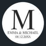 Adesivo Favor do Casamento do Monograma Elegante Preto e B<br><div class="desc">Design de na moda elegante preto-e-branco com seu monograma,  nome e data em estilo de fonte profissional preto em fundo branco.</div>