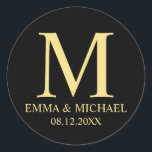 Adesivo Favor do Casamento do Monograma Elegante Preto e D<br><div class="desc">Um design elegante preto e dourado,  na moda,  com seu monograma,  nome e data em estilo de fonte profissional de ouro em fundo preto. Note-se que a folha de ouro apresentada no produto é um efeito impresso e não uma folha de ouro real.</div>