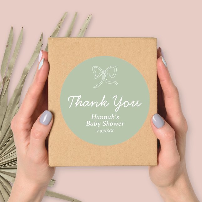 Adesivo Favor do Chá de fraldas Verde da Faixa de Opções P (Personalized Sage Green Ribbon Baby Shower Favor Classic Round Sticker)