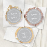 Adesivo Favor do noivo de casamento de Cinzas minimalista<br><div class="desc">Design de Casamento Simples, minimalista e chic apresenta os nomes da noiva e do noivo em um design moderno com uma dupla borda em branco sobre uma cinza derradeira. A design moderna é simples e chique. Personalize os detalhes do casamento com seus nomes em um roteiro branco nítido. Certifique-se de...</div>