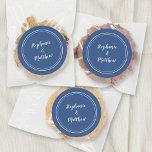 Adesivo Favor do noivo do Casamento Branco Minimalista Azu<br><div class="desc">Design de casamento simples, minimalista e chic apresenta os nomes da noiva e do noivo em um design moderno com uma dupla borda em branco sobre um fundo azul clássico. A design moderna é simples e chique. Personalize os detalhes do casamento com seus nomes em um roteiro branco nítido. Certifique-se...</div>