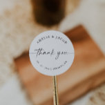 Adesivo Favor Personalizado de Casamento de Script Moderno<br><div class="desc">Este é um adesivo elegante e moderno personalizado com uma bela fonte caligráfica e design minimalista. Edite o texto mais* e todas as cores. // Para itens correspondentes, visite a coleção "ALICE" na certeira loja Nicole Zazzle. * Se você gosta deste design, mas não o vê disponível para algo que...</div>