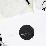 Adesivo Favor Personalizado De Script De Caligrafia De Mon<br><div class="desc">Aumente a elegância dos seus favores de casamento com os nossos palitos clássicos do Monograma de Caligrafia do Casamento. Estes adesivos refinados são mais do que meros rótulos; são um reflexo do seu gosto sofisticado e da sua atenção aos detalhes. Com um roteiro de caligrafia de eterno e seu monograma...</div>