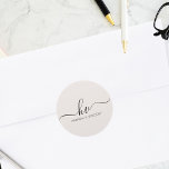 Adesivo Favor Personalizado De Script De Caligrafia De Mon<br><div class="desc">Aumente a elegância dos seus favores de casamento e dos convites com os nossos palitos clássicos da Ronda de Caligrafia do Monograma de Casamento. Estes adesivos, adorados com um belo monograma de escrita caligráfica, criam um toque sofisticado e personalizado à sua papelaria de casamento. Apresentando as iniciais da noiva e...</div>