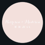 Adesivo Favoritos de casamento personalizados do Monograma<br><div class="desc">Palha rosa-rosada Elegante Casamento personalizado Monograma Clássico Redondo Texto personalizado Favorecimento de presente Clássico Redondo Letras brancas,  fundo cor-de-rosa pincelado</div>