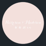 Adesivo Favoritos de casamento personalizados do Monograma<br><div class="desc">Palha rosa-rosada Elegante Casamento personalizado Monograma Clássico Redondo Texto personalizado Favorecimento de presente Clássico Redondo Letras brancas,  fundo cor-de-rosa pincelado</div>