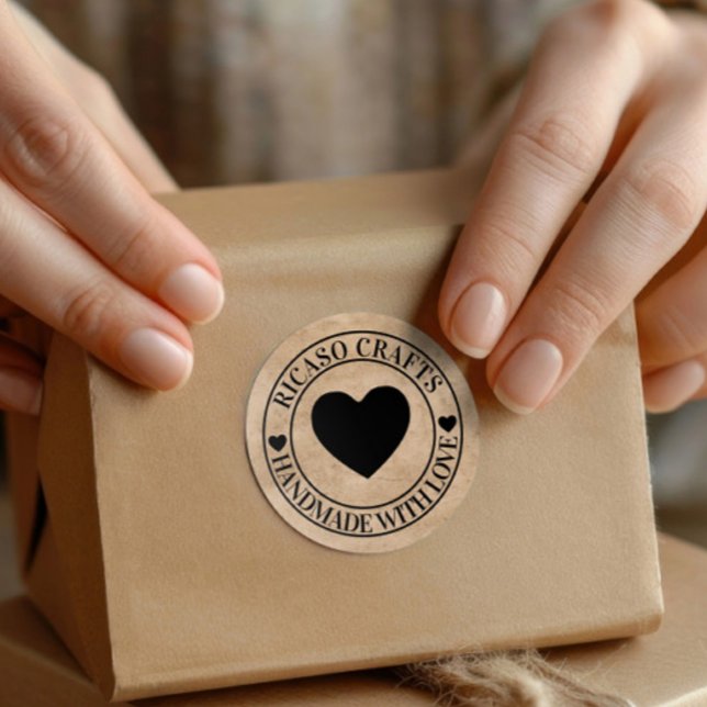 Adesivo Feita à mão com amor personalizado (Handmade with love personalized classic round stickers by Ricaso. For your craft business)