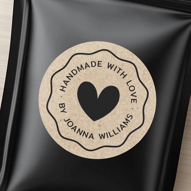 Adesivo Feita à mão com nome de amor borda ondulada (Handmade with love name wavy border Kraft look Classic Round Sticker)