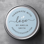 Adesivo Feita à mão com o nome do coração de amor URL azul<br><div class="desc">Etiquetas redondas com corações brancos, o texto "feito à mão com amor" e o seu nome personalizado e URL do site ou outro texto personalizado num fundo azul claro empoeirado. A palavra "amor" é escrita em uma letra elegante de escrita caligráfica. Utilizar como selos de envelope, autocolantes para presentes e...</div>