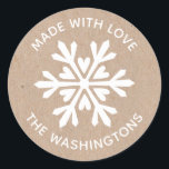 Adesivo Feita com Love Kraft Christmas Snowflaker Sticker<br><div class="desc">Um papel kraft e adesivo branco com floco de neve com as palavras Feitas com amor. Personalize-o com o seu nome de família. Divertido para o seu vizinho de Natal caseiro ou feito à mão, guloseimas e presentes, ou para o seu negócio de artesanato. Projetado para você pelo Blackberry Boulevard....</div>