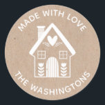 Adesivo Feita com o Love Kraft Christmas House Sticker<br><div class="desc">Um papel kraft e um adesivo branco da casa de Natal escandinava com as palavras Feitas com Amor. Personalize-o com o seu nome de família. Divertido para o seu vizinho de Natal caseiro ou feito à mão, guloseimas e presentes, ou para o seu negócio de artesanato. Projetado para você pelo...</div>