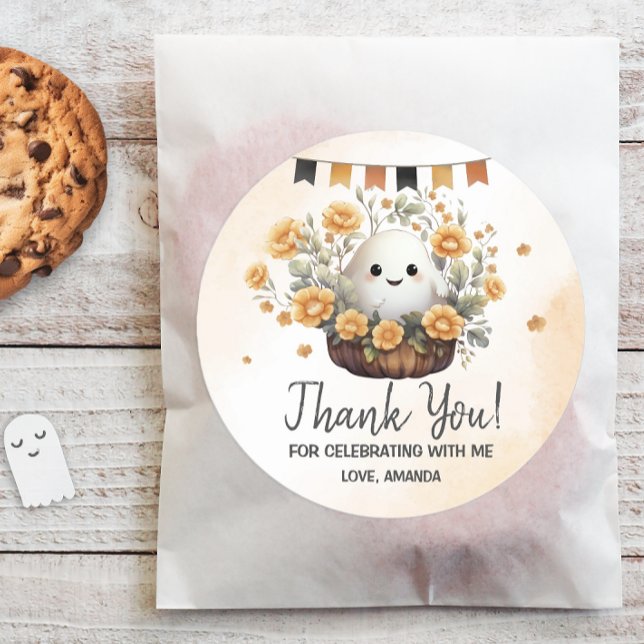 Adesivo Feliz Aniversário do Halloween (Add a touch of cuteness to your Halloween birthday celebration with this adorable ghost design.)