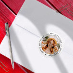 Adesivo Feliz Aniversário Foto Personalizada Simples<br><div class="desc">Este design simples e moderno é composto por tipografia de serifa e adiciona uma foto personalizada. Use este adesivo como uma etiqueta de presente para o presente para o celebrante de aniversário</div>