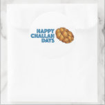 Adesivo Feliz Challah Days Hanukkah Chanukah<br><div class="desc">Apresenta uma ilustração original de um pão de chalá trançado, com HAPPY CHALLAH DAYS em uma fonte divertida. Excelente para Hanukkah! Esta ilustração também está disponível em outros produtos. Não vê o que está procurando? Precisa de ajuda para a personalização? Entre em contato com Rebecca para ter algo projetado só...</div>