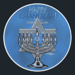 Adesivo Feliz Chanukah - Menora e Estrela de David<br><div class="desc">A iluminação do candelabro, conhecido como Hanukiyah ou Menorah, é uma das tradições e práticas em torno da celebração de Chanucá. Símbolos judeus celebram a temporada de Chanucá nesta design, com as palavras "Happy Chanukah" - "Festival das Luzes". A Estrela Azul de David refere-se aos seis pontos que simbolizam a...</div>