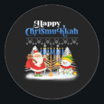 Adesivo Feliz Chrismukkah Natal Judeu Hanukkah<br><div class="desc">Papais noeis De Natal Meninos Jovens Jovens Homens. Engraçada fantasia de teatro humor para aqueles que acreditam em Papai Noel,  adoram Deer,  Reindeer,  Elf,  Elves,  cantando canções,  decorações de festas,  árvore,  chapéu,  meias Este Natal com Gráfico é presente de Natal excelente</div>
