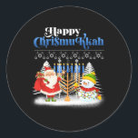 Adesivo Feliz Chrismukkah Natal Judeu Hanukkah<br><div class="desc">Papais noeis De Natal Meninos Jovens Jovens Homens. Engraçada fantasia de teatro humor para aqueles que acreditam em Papai Noel,  adoram Deer,  Reindeer,  Elf,  Elves,  cantando canções,  decorações de festas,  árvore,  chapéu,  meias Este Natal com Gráfico é presente de Natal excelente</div>